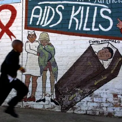 Wandbild mit Schriftzug "AIDS Kills"
